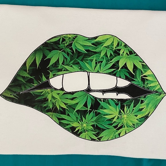 “DOPE LIPS” 420 Brand new tee - Picture 4 of 4